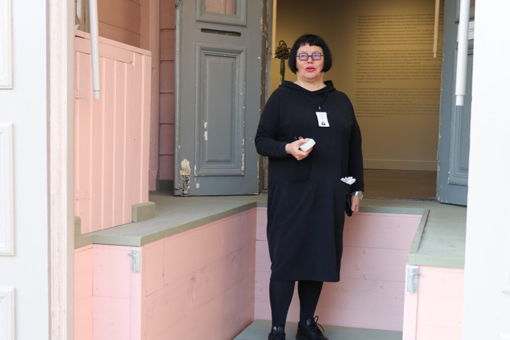 Museointendentti Taina Myllyharju esittelee Rauman taidemuseon tasonostinta.